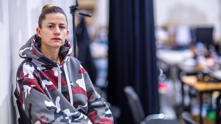 Performance-Star Florentina Holzinger steht vor dem Beginn einer Probe in einem Probenraum des Mecklenburgischen Staatstheaters. 