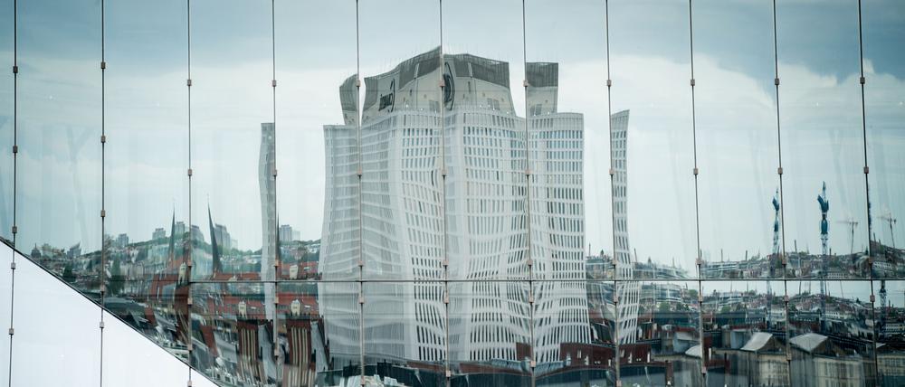 Die Universitätsklinik Charité mit dem Bettenhaus spiegelt sich in einer Bürohausfassade in Berlin-Mitte.