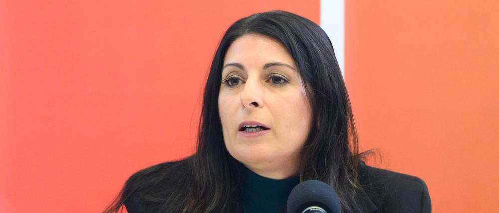 Daniela Cavallo, Gesamtbetriebsratsvorsitzende von Volkswagen spricht bei einer Pressekonferenz in Wolfsburg.