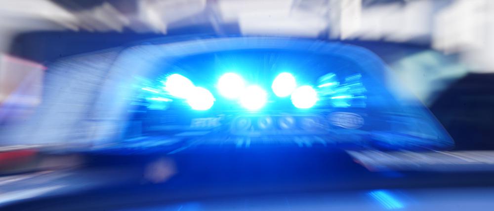 Das Blaulicht leuchtet auf einem Einsatzfahrzeug.