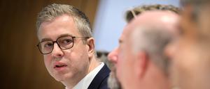 Mit verschiedenen Maßnahmen, etwa Steuererhöhungen, will der Senat um Finanzsenator Stefan Evers (CDU) den Haushalt retten. 