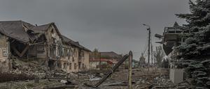 ARCHIV - 07.11.2024, Ukraine, Kurachowe: Eine zentrale Straße ist nach einem russischen Bombardement bedeckt mit Trümmern von zerstörten Wohngebäuden.