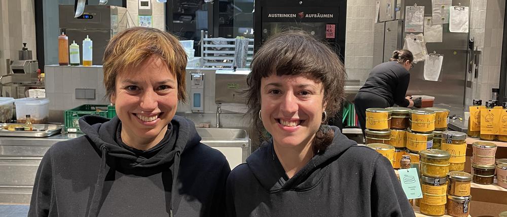 Roots Radicals“ ist auf dem Gelände der Atelier Gardens im „Casino“-Gebäude zu finden, Oberlandstraße 26-35. Gründerin Monica Kisic und Co-Chefin Cayetana Melero.