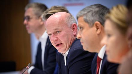 Kai Wegner (M, CDU), Regierender Bürgermeister von Berlin, äußert sich zusammen mit Stefan Evers (l-r, CDU), Berliner Senator für Finanzen, dem CDU-Fraktionsvorsitzenden Dirk Stettner, dem SPD-Fraktionsvorsitzenden Raed Saleh und Franziska Giffey (SPD), Berliner Senatorin für Wirtschaft, Energie und Betriebe, zu den Sparplänen des Berliner Senats.