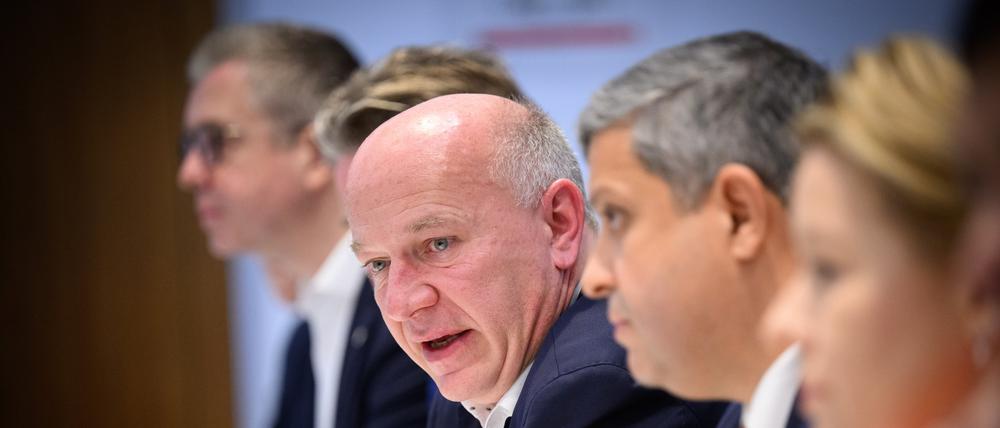 Kai Wegner (M, CDU), Regierender Bürgermeister von Berlin, äußert sich zusammen mit Stefan Evers (l-r, CDU), Berliner Senator für Finanzen, dem CDU-Fraktionsvorsitzenden Dirk Stettner, dem SPD-Fraktionsvorsitzenden Raed Saleh und Franziska Giffey (SPD), Berliner Senatorin für Wirtschaft, Energie und Betriebe, zu den Sparplänen des Berliner Senats. 