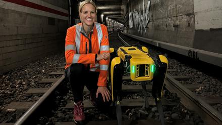 Geschäftsführerin Larissa Zeichhardt mit dem Roboterhund, der bei LAT die Kabelverlegung dokumentiert.