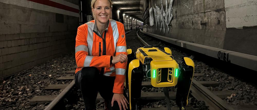 Geschäftsführerin Larissa Zeichhardt mit dem Roboterhund, der bei LAT die Kabelverlegung dokumentiert.