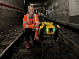 Geschäftsführerin Larissa Zeichhardt mit dem Roboterhund, der bei LAT die Kabelverlegung dokumentiert.