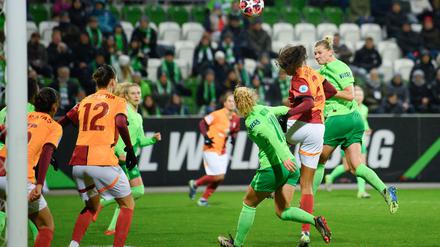 Alexandra Popp (r) bringt den VfL gegen Galatasaray auf die Siegstraße.