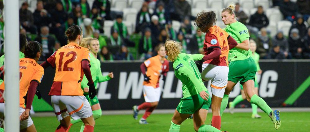 Alexandra Popp (r) bringt den VfL gegen Galatasaray auf die Siegstraße.