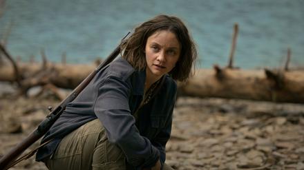 Mathilde Bundschuh als Skalde in einer Szene des Films „Milchzähne“.