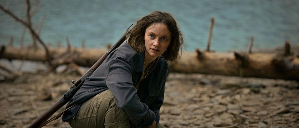 Mathilde Bundschuh als Skalde in einer Szene des Films „Milchzähne“.