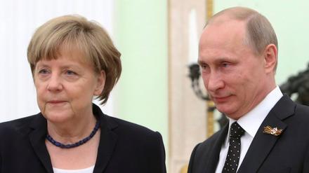 Der russische Präsident Wladimir Putin schüttelt die Hand der damaligen Bundeskanzlerin Angela Merkel während eines Treffens im Kreml (Archivbild).