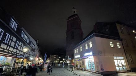 Aufbau Weihnachtsmarkt Spandau Altstadt St. Nikolai Weihnachtspyramide Markt Marktplatz