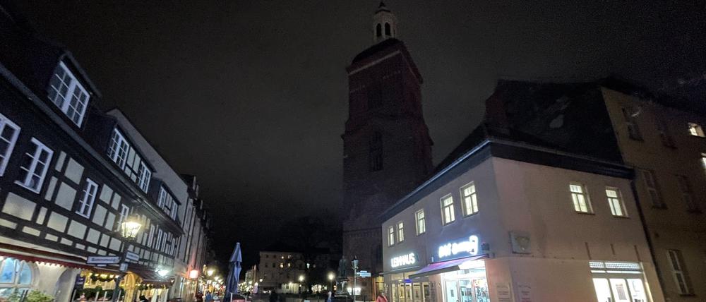 Aufbau Weihnachtsmarkt Spandau Altstadt St. Nikolai Weihnachtspyramide Markt Marktplatz