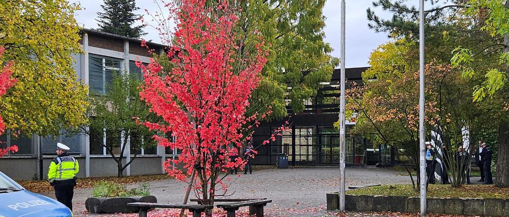 An einer Schule in Döbern ist die Polizei nach dem Fund einer Drohschrift vor Ort. (Symbolbild)
