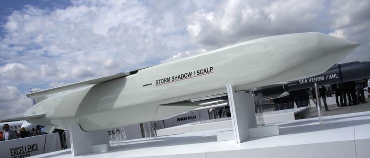 ARCHIV - 19.06.2023, Frankreich, Le Bourget: DATEI - Der Marschflugkörper Storm Shadow ist während der Paris Air Show in Le Bourget, nördlich von Paris, Frankreich, am 19. Juni 2023 zu sehen. Die Ukraine hat laut britischen Medienberichten erstmals aus Großbritannien gelieferte Marschflugkörper vom Typ Storm Shadow auf Ziele in Russland abgefeuert. Foto: Lewis Joly/AP +++ dpa-Bildfunk +++