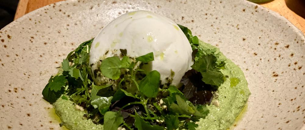 Burrata mit Mole verde im Restaurant „Comedor“ in Charlottenburg