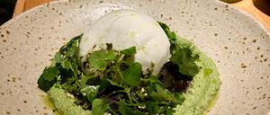 Burrata mit Mole verde im Restaurant „Comedor“ in Charlottenburg