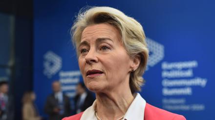 EU-Kommissionspräsidentin Ursula von der Leyen soll auf einem Flug einem anderen Passagier Erste Hilfe geleistet haben (Symbolbild).