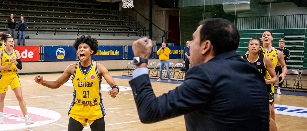 Deeshyra Thomas und Trainer Cristo Cabrera durften erstmals international jubeln.