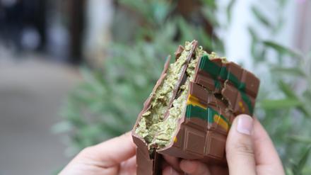 Foodtrend aus Dubai: Die sogenannte ·Dubai Schokolade· ist eine neue, luxuriöse Variante der Vollmilchschokolade. Sie ist mit Pistaziencreme und Engelshaar gefüllt und lässt die Nachfrage nach der Creme in die Höhe schnellen.  