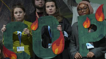 Die deutsche Aktivistin Luisa Neubauer nimmt an einer Demonstration gegen fossile Brennstoffe auf dem UN-Klimagipfel COP29 teil.
