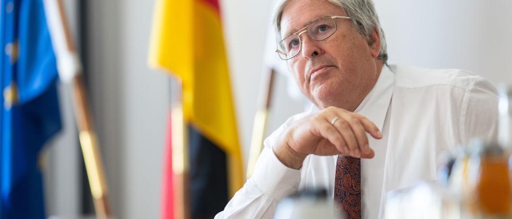 Brandenburgs Wirtschaftsminister Jörg Steinbach (SPD) kann sich die Mitarbeit in einer Koalition aus SPD und BSW nicht vorstellen. (Archivfoto)