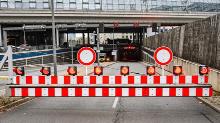 Der Tiergartentunnel bleibt südwärts gesperrt, bis Blechschilder fürs Lkw-Verbot stehen.