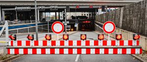 Der Tiergartentunnel bleibt südwärts gesperrt, bis Blechschilder fürs Lkw-Verbot stehen.