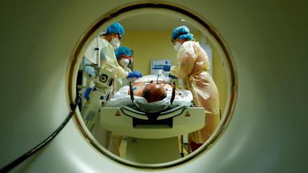Ein Covid-Patient wird im Krankenhaus Havelhöhe behandelt. 