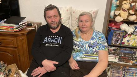 Das ukrainische Ehepaar Ljudmyla und Sergiy Sergejew in seiner Berliner Wohnung.