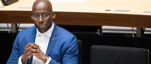 Joe Chialo (CDU), Berliner Senator für Kultur und Gesellschaftlichen Zusammenhalt, nimmt an der 56. Plenarsitzung des Berliner Abgeordnetenhauses teil. (Archivbild)