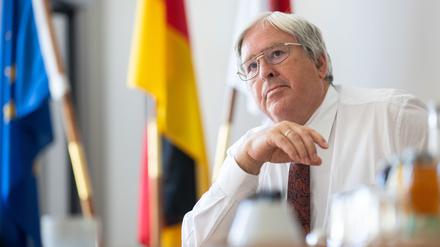 Brandenburgs Wirtschaftsminister Jörg Steinbach (SPD) kann sich eine Zusammenarbeit in einer Koalition aus SPD und BSW nicht vorstellen und steht für eine neue Landesregierung nicht mehr zur Verfügung. (Archivfoto)