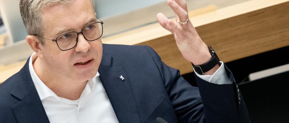 Finanzsenator Stefan Evers (CDU) verteidigte die Sparpläne der Regierungskoalition bei der Debatte im Landesparlament.