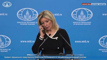 Der Screenshot aus der Liveübertragung der Pressekonferenz zeigt Maria Sacharowa, die Sprecherin des russischen Außenministeriums, während eines Briefings über Außenpolitik.