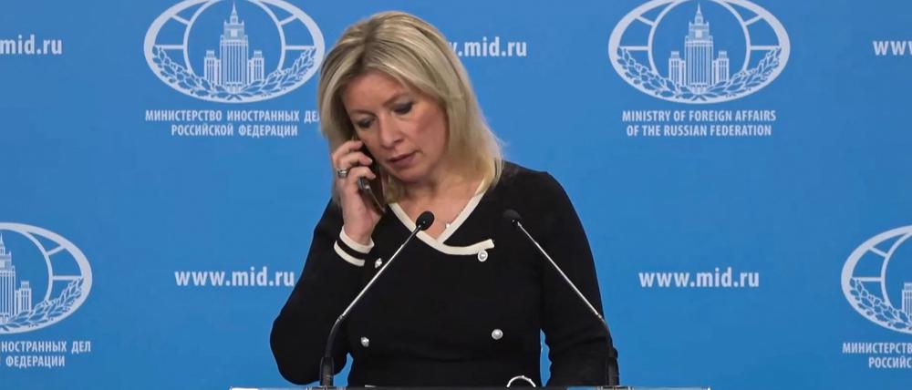 Der Screenshot aus der Liveübertragung der Pressekonferenz zeigt Maria Sacharowa, die Sprecherin des russischen Außenministeriums, während eines Briefings über Außenpolitik.