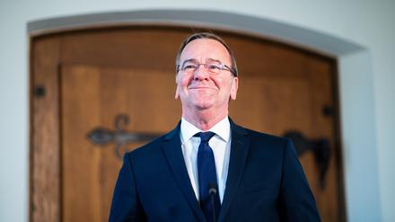 Verteidigungsminister Boris Pistorius (SPD) gibt nach der Unterzeichnung des Osnabrücker Erlasses im Historischen Rathaus ein Statement ab.