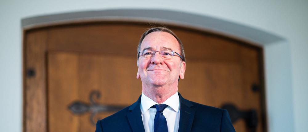 Verteidigungsminister Boris Pistorius (SPD) gibt nach der Unterzeichnung des Osnabrücker Erlasses im Historischen Rathaus ein Statement ab.