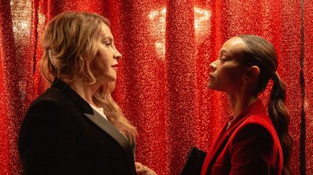 Verbündete gegen die Gewalt der Männer: Elvira (Karla Sofía Gascón, links) und Anwältin Rita (Zoe Saldaña).