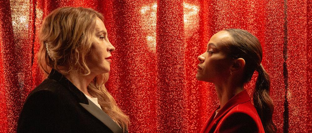Verbündete gegen die Gewalt der Männer: Elvira (Karla Sofía Gascón, links) und Anwältin Rita (Zoe Saldaña).