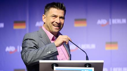 Arne Raue, Bürgermeister der Stadt Jüterbog, spricht auf dem Landesparteitag der Berliner AfD. (Archivbild)