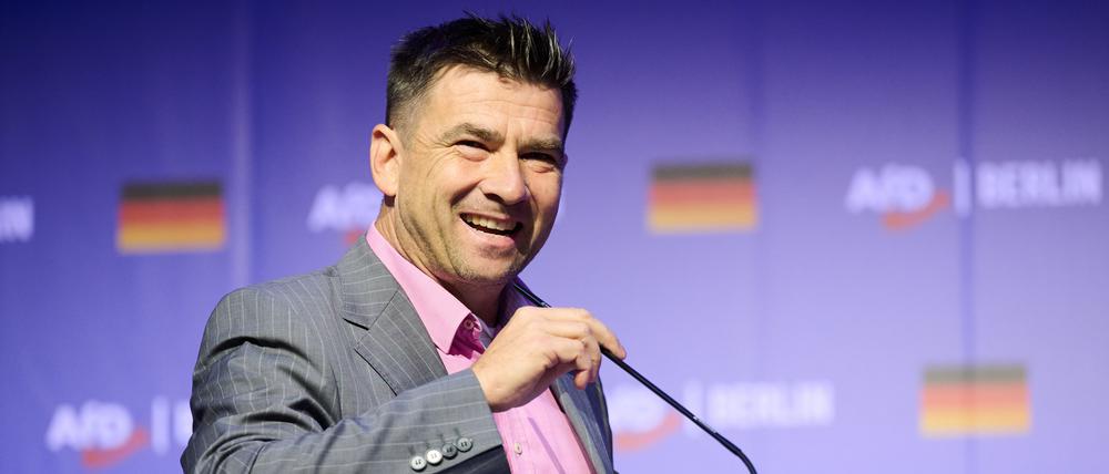Arne Raue, Bürgermeister der Stadt Jüterbog, spricht auf dem Landesparteitag der Berliner AfD. (Archivbild)