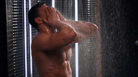Macht eine heiße Dusche wach oder müde? (Symbolbild)