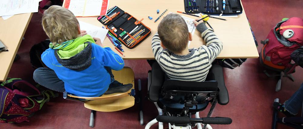 Inklusion bedeutet in der Schule, dass Kinder mit und ohne Behinderung gemeinsam lernen.