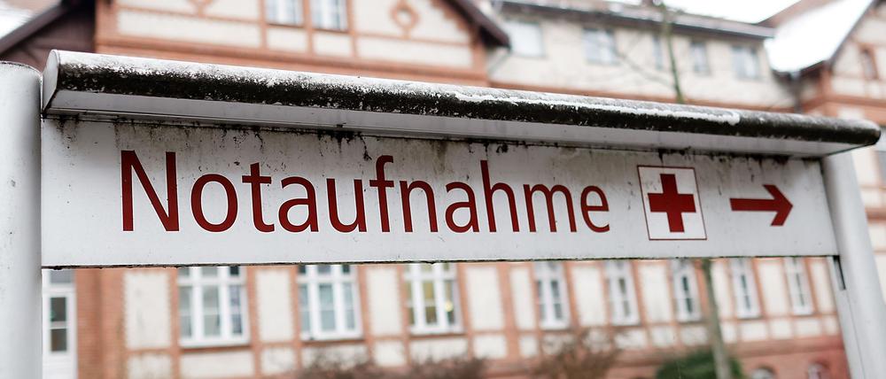 Das Uniklinikum in Neuruppin steckt tief in den roten Zahlen - Streit gibt es wegen der Forderung an die Beschäftigten, auf eine tarifliche Gehaltssteigerung für einige Zeit zu verzichten.