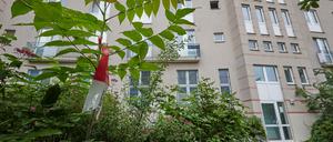 Eine Mutter soll ihr Kind aus dem Fenster geworfen haben. Das Gericht ordnete ihre Unterbringung in der Psychiatrie an. 