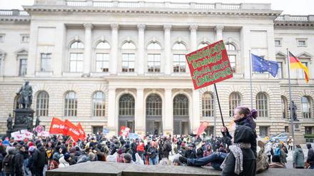 Während der Plenarsitzung im Abgeordnetenhaus protestierten Demonstranten direkt vor dem Landesparlament gegen Kürzungen im Sozialbereich.