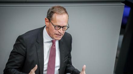 Michael Müller (SPD) spricht im Plenum des Bundestags zu den Abgeordneten. 