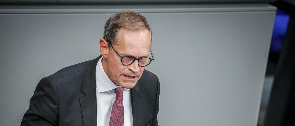 Michael Müller (SPD) spricht im Plenum des Bundestags zu den Abgeordneten. 